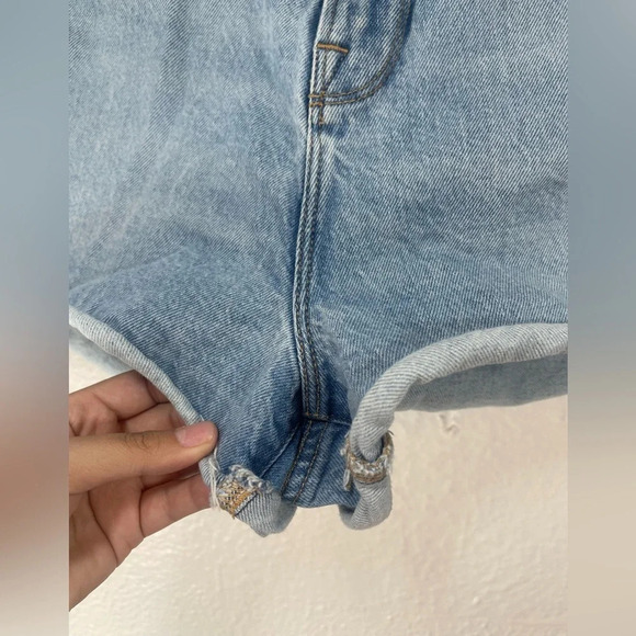 Good American Distressed Denim Shorts Women’s 14/32 - Picture 4 of 10